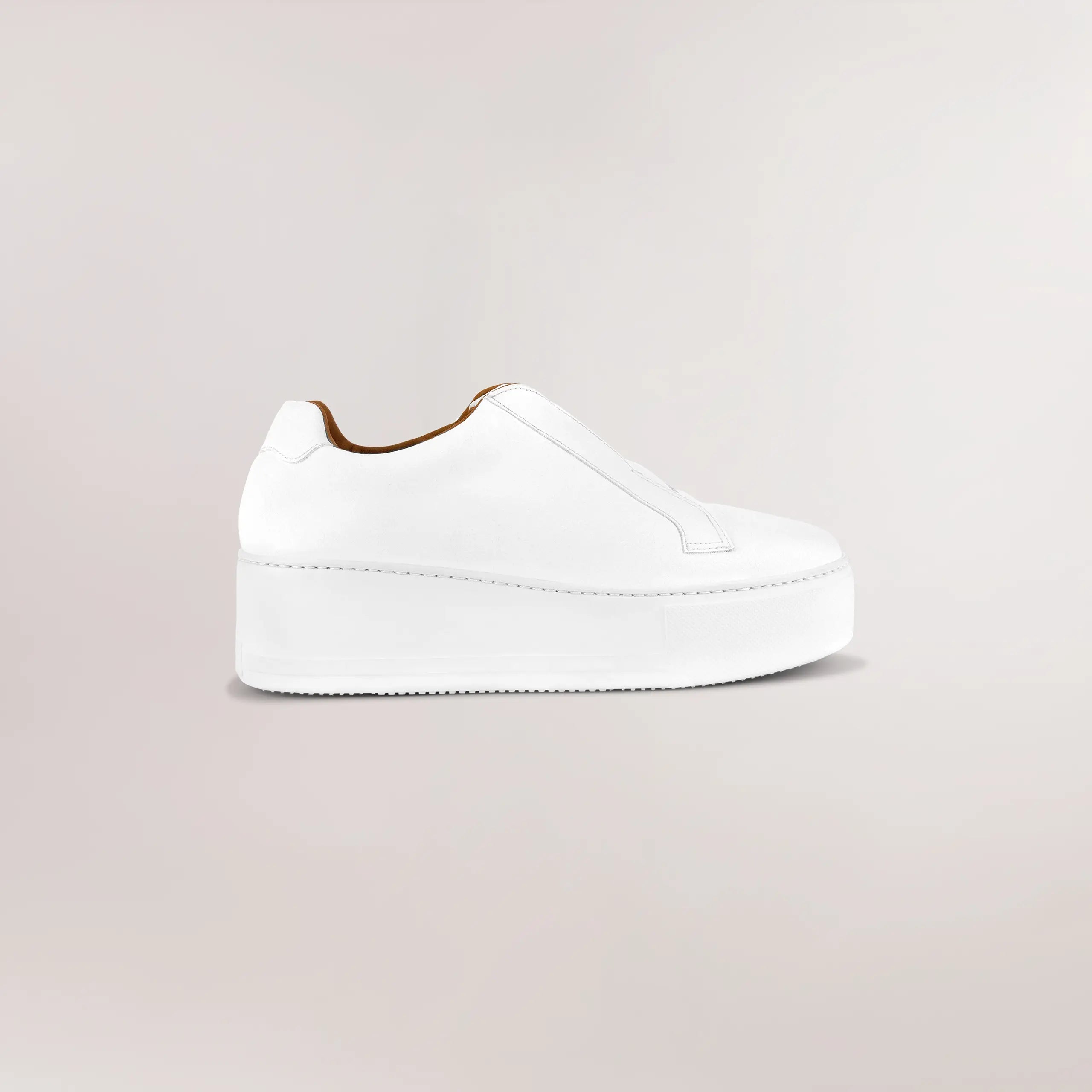 White vegan slip-on wedge sneakers with cushioned sole - سنيكرز ويدج نباتي باللون الأبيض تُلبس بسهولة مع نعل مبطن