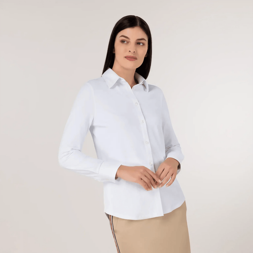 A model wearing white soft oxford shirt in a lightweight fabric - عارضة ترتدي قميص أكسفورد أبيض ناعم مصنوع من قماش خفيف الوزن