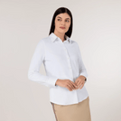 A model wearing white soft oxford shirt in a lightweight fabric - عارضة ترتدي قميص أكسفورد أبيض ناعم مصنوع من قماش خفيف الوزن
