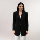 A model in black double-button active blazer - عارضة أزياء ترتدي سترة سوداء محكمة الغلق مع 2 زراير