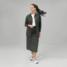 A model wearing a rainforest green cargo jacket with utility pockets - عارضة أزياء ترتدي جاكيت كارغو باللون الأخضر مزوّد بجيوب عملية