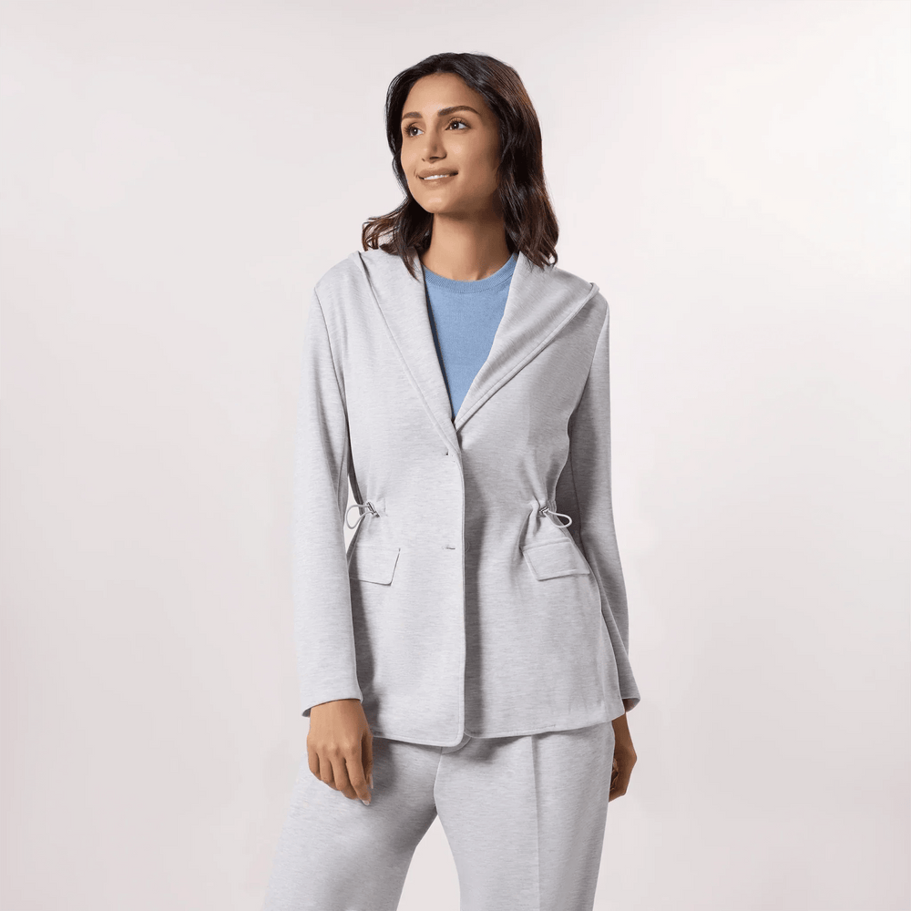 A model wearing seasonal grey hooded blazer with matching pants - عارضة أزياء ترتدي هودي رمادي مع بنطال متناسق