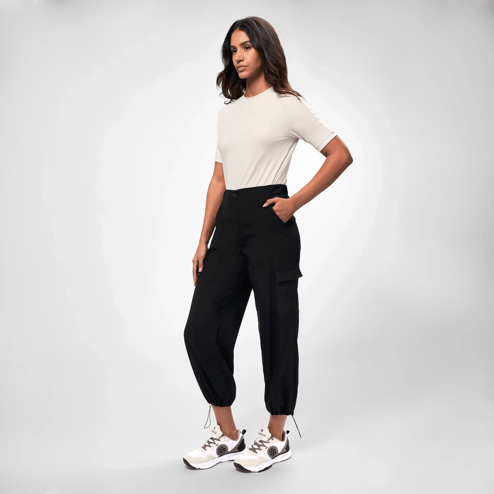 A model wearing seasonal black cargo pants & short sleeve t-shirt - عارضة أزياء ترتدي بنطلون أسود وتيشيرت قصير الأكمام