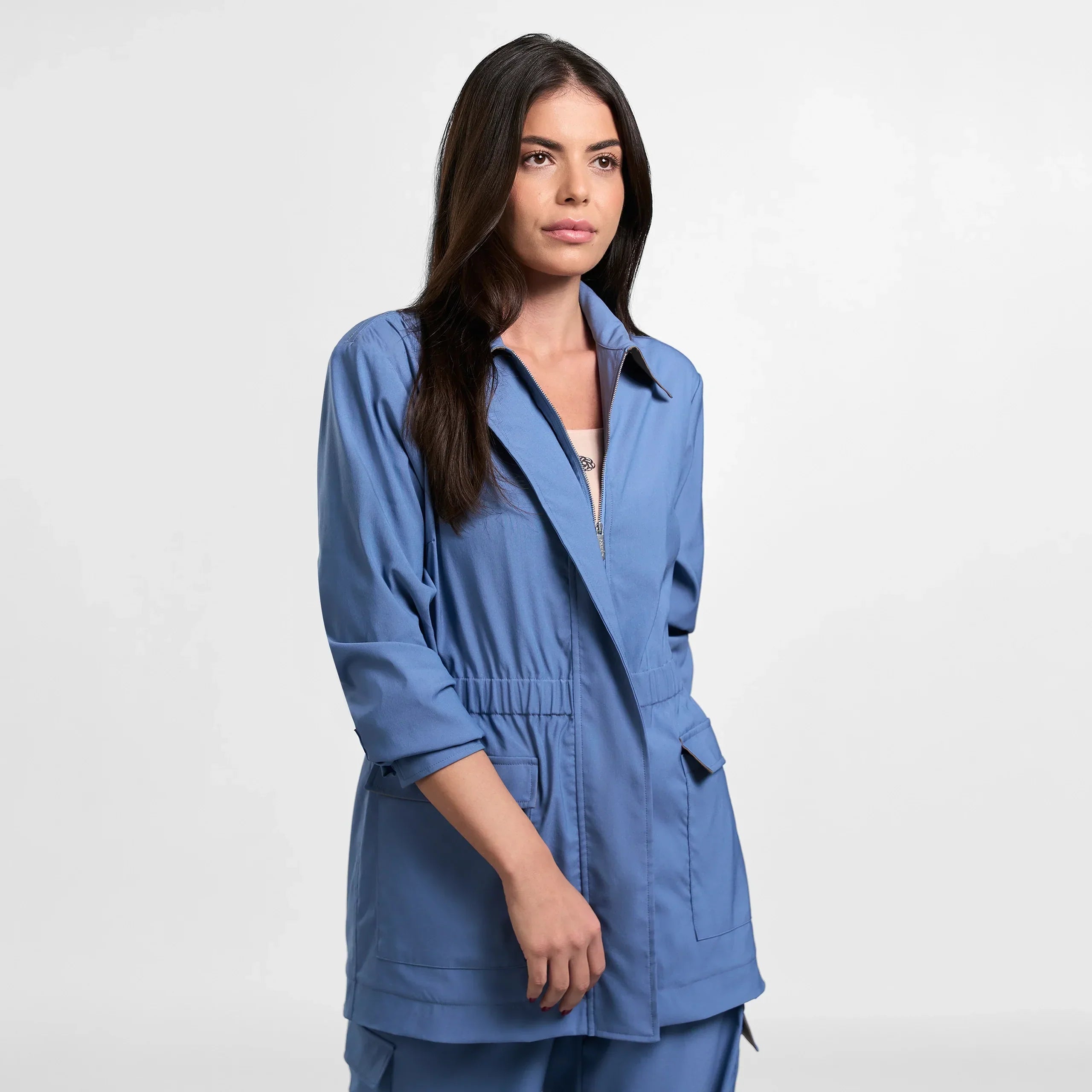 Light blue cargo jacket with utility style pockets - سترة كارغو باللون الأزرق الفاتح مزودة بجيوب متعددة الاستخدامات
