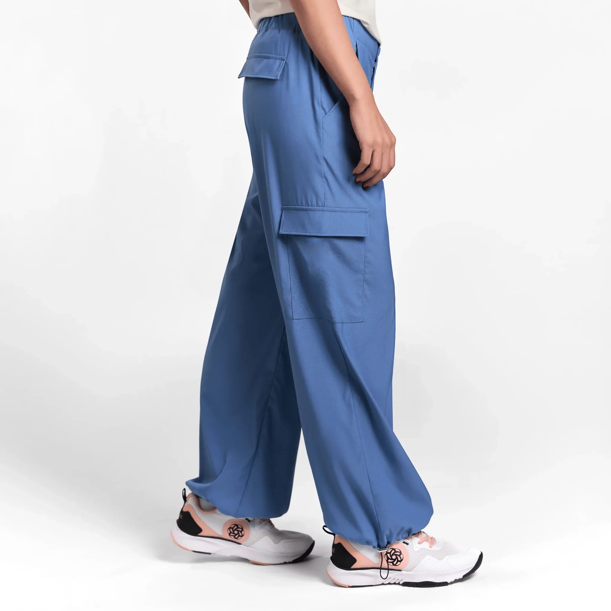 Light blue cargo pants with flap pockets - بنطال كارغو أزرق فاتح بتصميم عملي مع جيوب بغطاء