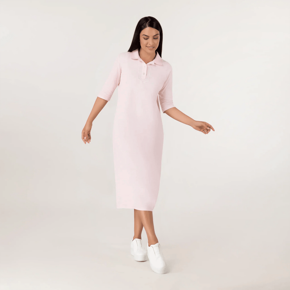 Pink polo dress with short sleeves & fitted waist - عارضة أزياء ترتدي فستان بولو وردي بأكمام قصيرة وخصر محدد