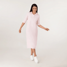 Pink polo dress with short sleeves & fitted waist - عارضة أزياء ترتدي فستان بولو وردي بأكمام قصيرة وخصر محدد