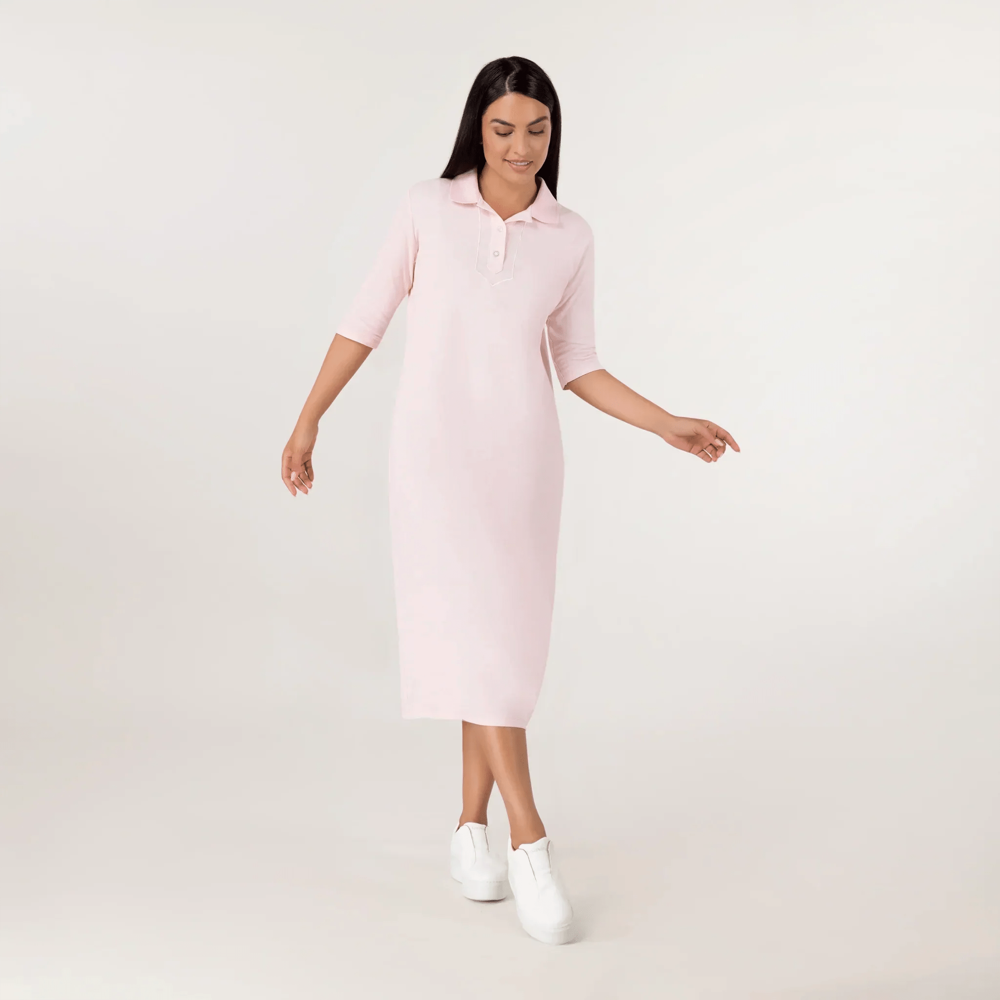 Pink polo dress with short sleeves & fitted waist - عارضة أزياء ترتدي فستان بولو وردي بأكمام قصيرة وخصر محدد