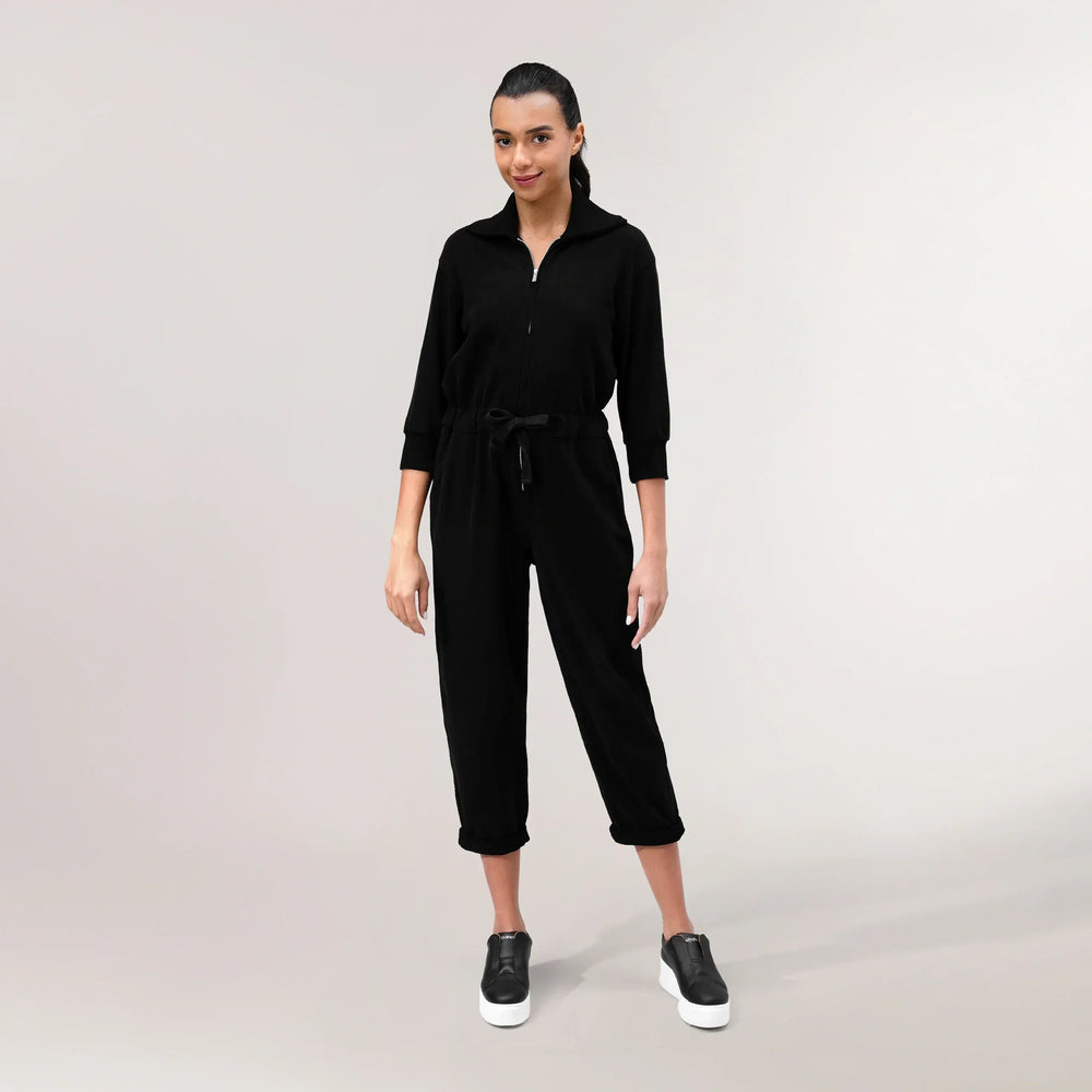 Black zip front jumpsuit with cinched waist - عارضة أزياء ترتدي جمبسوت أسود بسحاب أمامي وخصر مجمّع