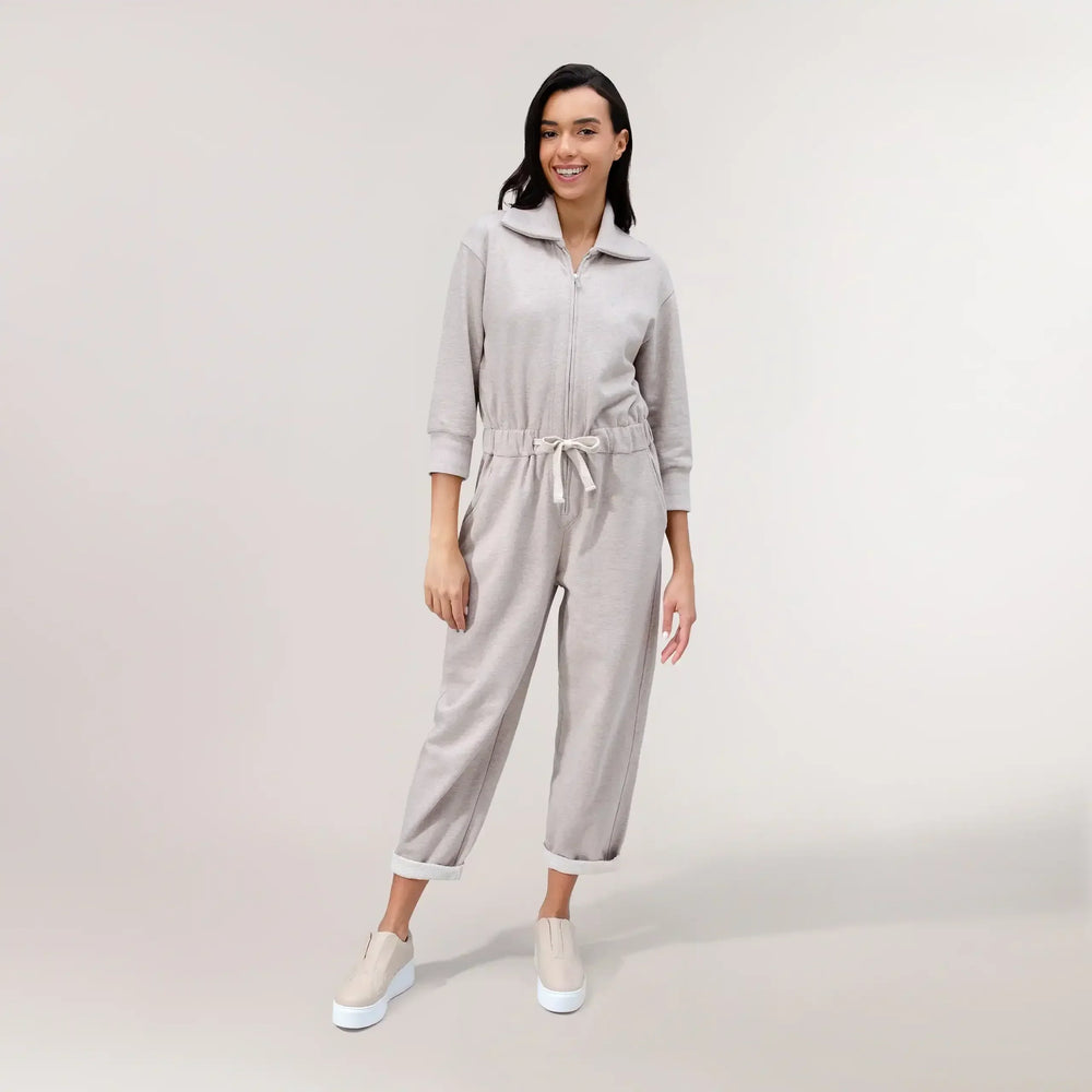 Oatmeal melange zip front jumpsuit with cinched waist - عارضة أزياء ترتدي جمبسوت بسحاب أمامي بلون الشوفان الممزوج وخصر مجمّع