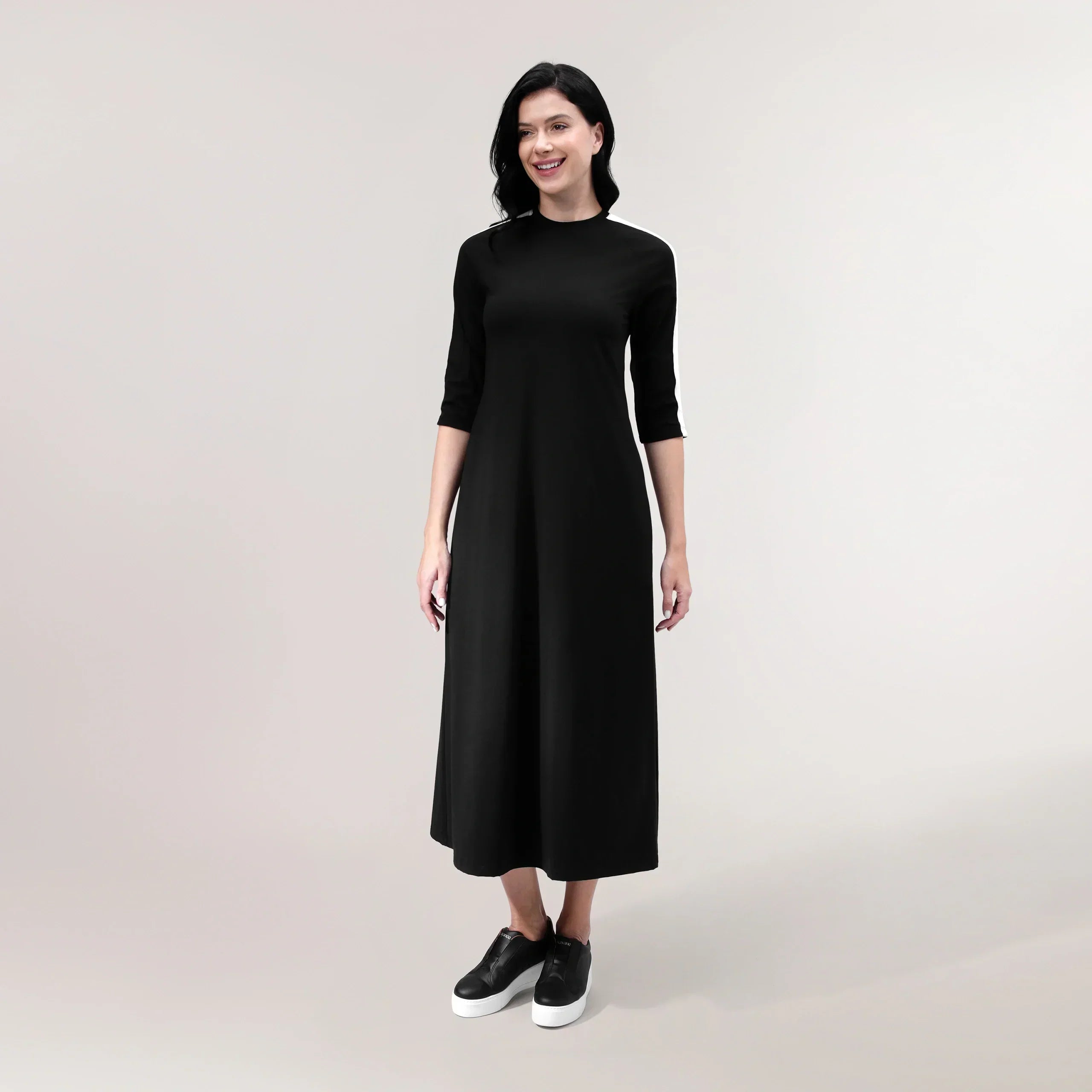 Black maxi tee dress with flared hem & relaxed fit - فستان تيشيرت ماكسي أسود بحافة واسعة وقصّة مريحة