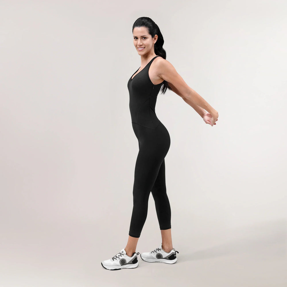 A model wearing a core black sculpting unitard - عارضة أزياء ترتدي بدلة نحت سوداء اللون