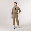 ِA model wearing beige parachute jumpsuit with relaxed fit - عارضة أزياء ترتدي جمبسوت باراشوت باللون البيج بقصّة مريحة