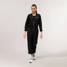 A model in a seasonal black parachute jumpsuit with a side pocket - عارضة أزياء ترتدي طقم رياضي براشوت أسود مع جيب جانبي