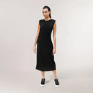 A model wearing seasonal black sleeveless dress - عارضة أزياء ترتدي فستانًا أسودًا بدون أكمام