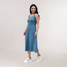 A model wearing a sleeveless walkabout jersey dress in a core blue color - عارضة أزياء ترتدي فستان أزرق بدون أكمام مصنوع من القماش الجيرسي