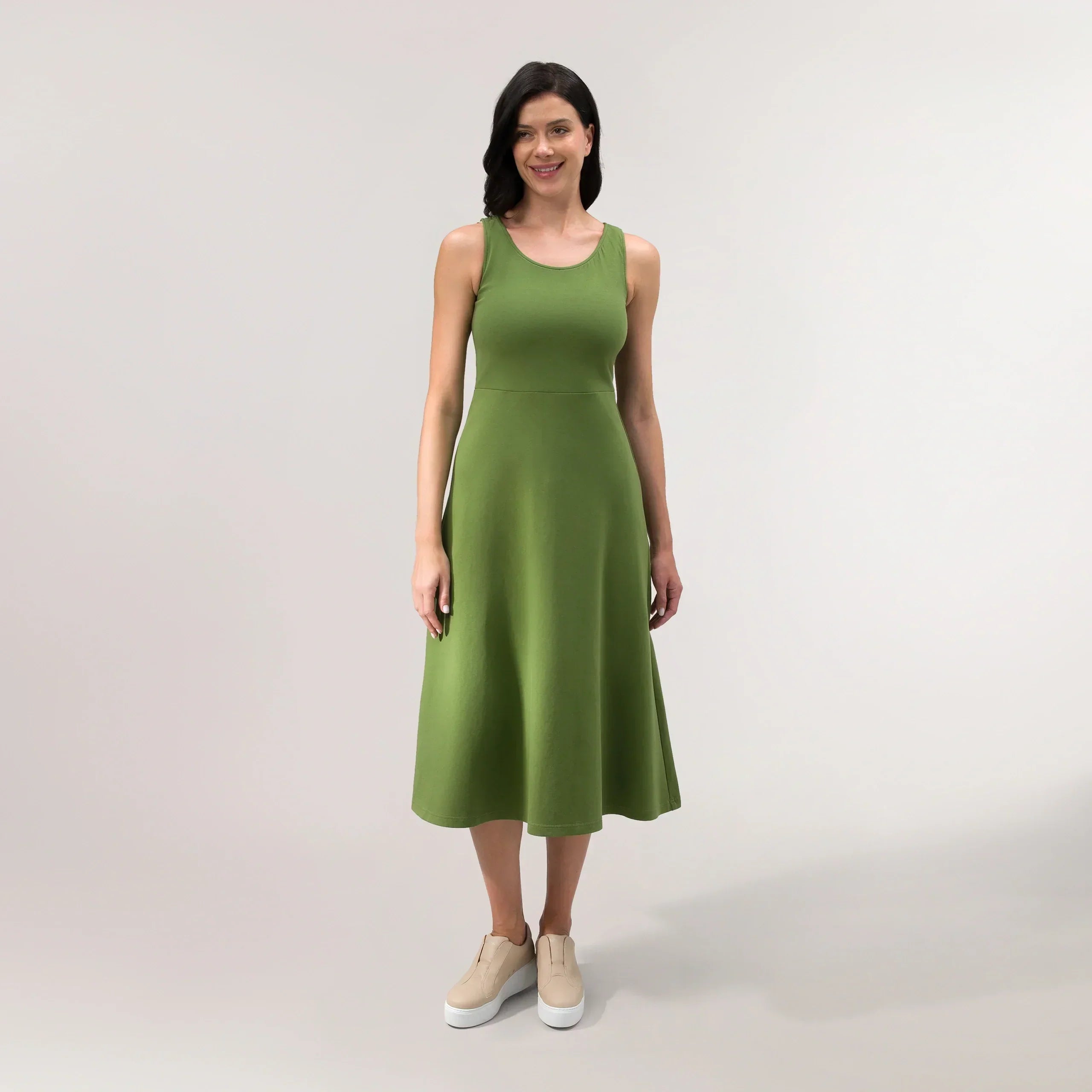 Dark musk green Walkabout jersey dress with casual fit & short sleeves - عارضة أزياء ترتدي فستان "ووك أباوت" أخضر داكن بقصّة كاجوال