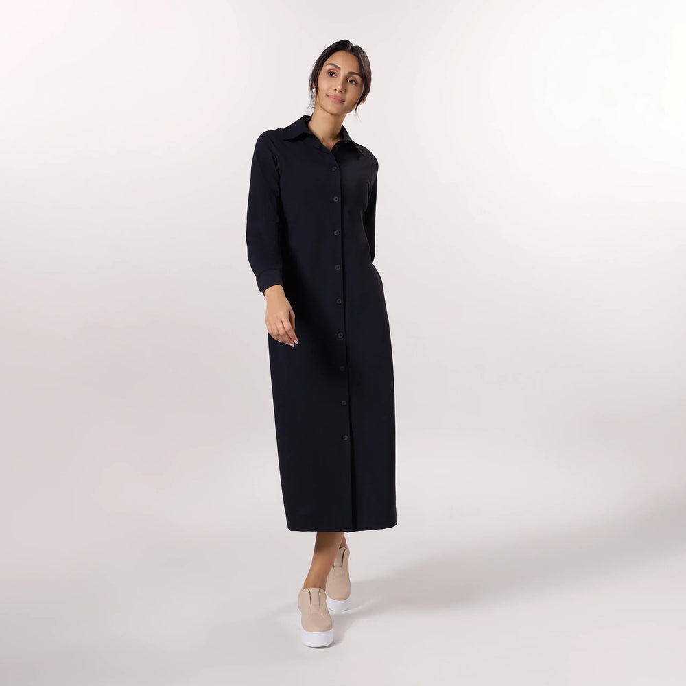 Black abaya-style button front dress with modest design & flowing silhouette - عارضة أزياء ترتدي فستان عباية أسود بأزرار أمامية وتصميم محتشم