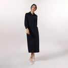 Black abaya-style button front dress with modest design & flowing silhouette - عارضة أزياء ترتدي فستان عباية أسود بأزرار أمامية وتصميم محتشم