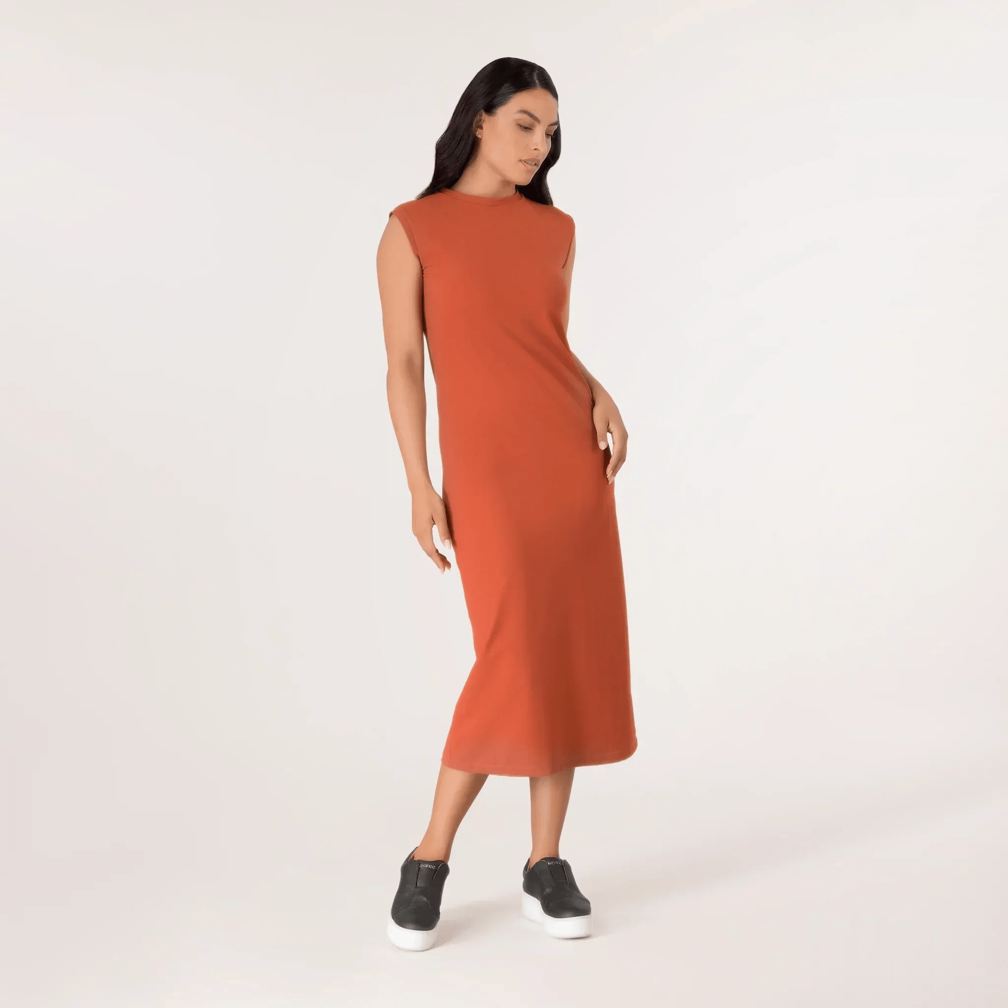 Turmeric sleeveless dress with relaxed shape - فستان بدون أكمام باللون الكركم وبقصّة مريحة