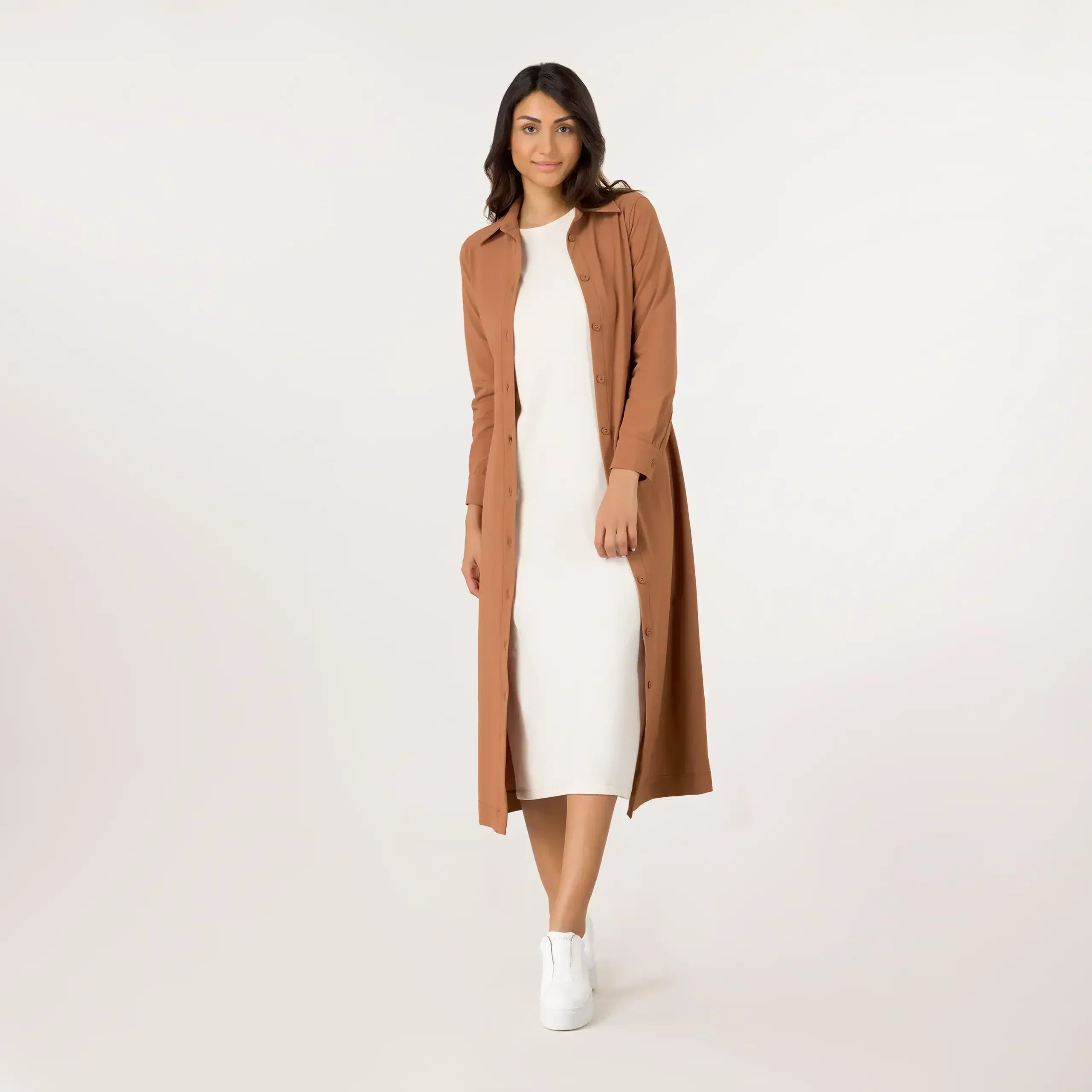 Front view of hazelnut sleeveless dress - منظر أمامي لفستان بدون أكمام بلون البندق الموسمي