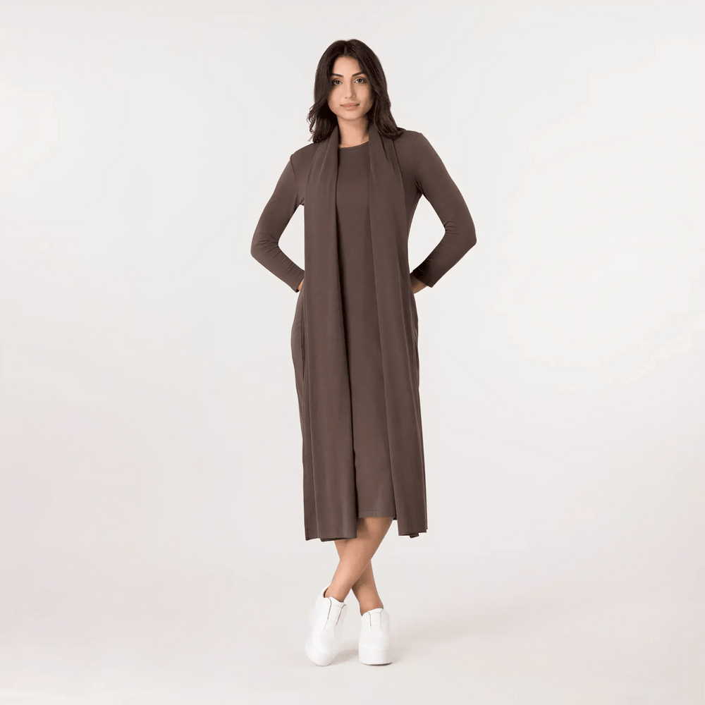 A model wearing seasonal chocolate jersey dress & scarf ensemble - عارضة أزياء ترتدي فستان بني من قماش الجيرسي مع وشاح بنفس اللون
