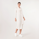 A model wearing seasonal beige jersey dress & scarf ensemble - عارضة أزياء ترتدي فستان جيرسي باللون البيج مع وشاح بنفس اللون
