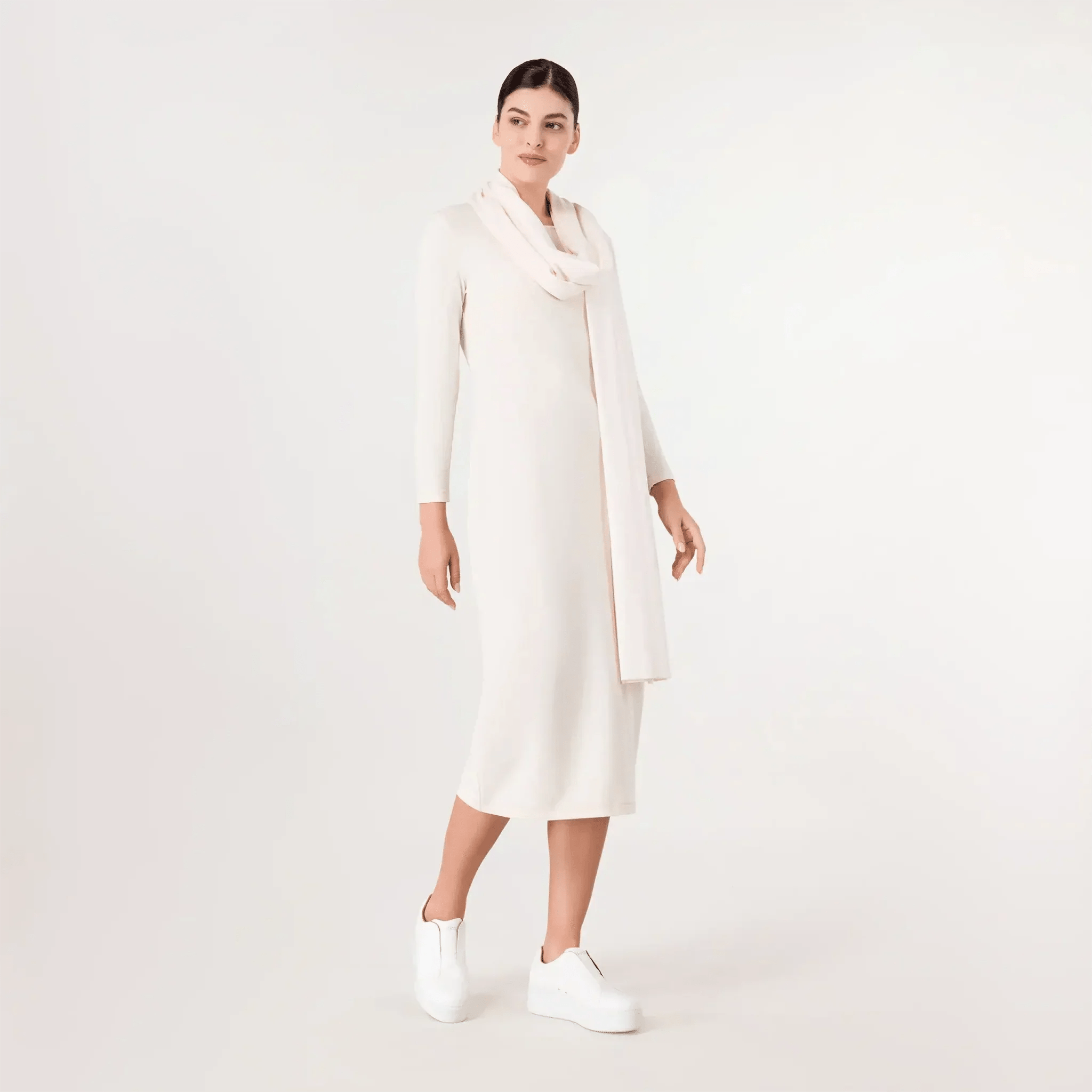 A model wearing seasonal beige jersey dress & scarf ensemble - عارضة أزياء ترتدي فستان جيرسي باللون البيج مع وشاح بنفس اللون