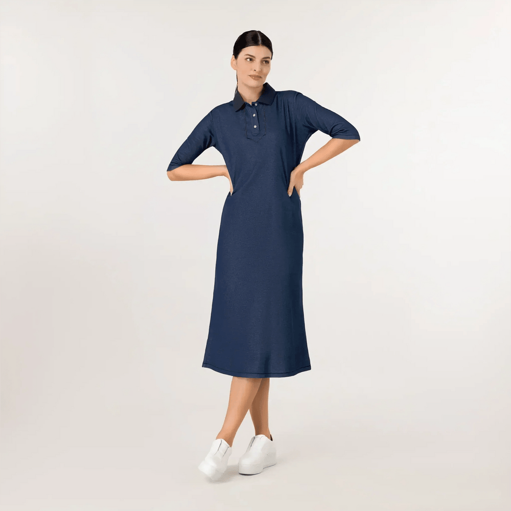 A model wearing knee covering polo dress in a seasonal navy color - عارضة أزياء ترتدي فستان بولو يغطي الركبة باللون الأزرق البحري