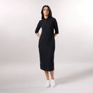 Black polo dress with short sleeves & structured collar - عارضة أزياء ترتدي فستان بولو أسود بأكمام قصيرة وياقة مصممة