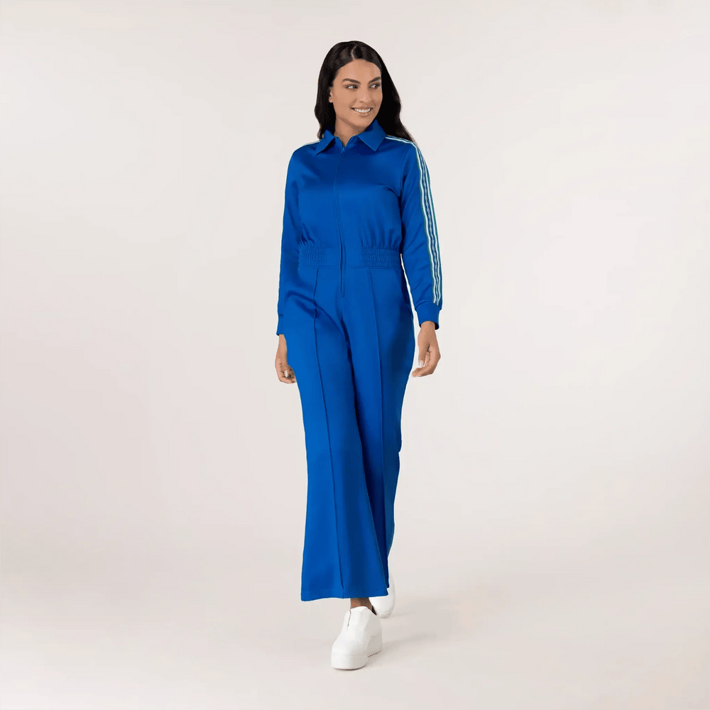 A model wearing seasonal blue jumpsuit - عارضة أزياء ترتدي جمبسوت زرقاء
