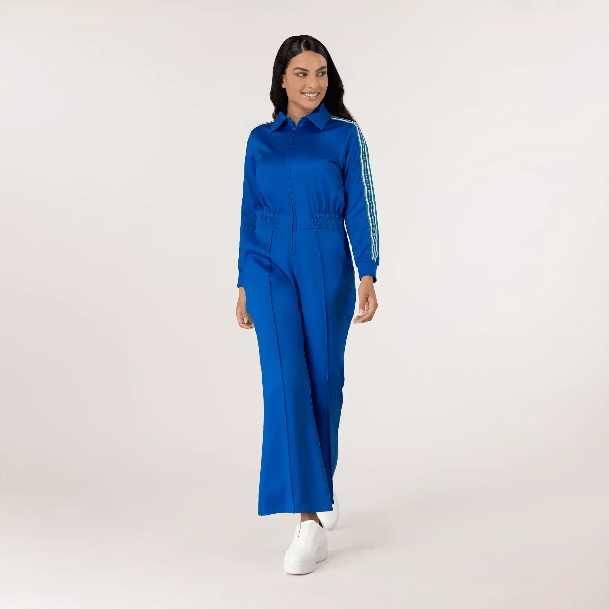 A model wearing seasonal blue jumpsuit - عارضة أزياء ترتدي جمبسوت زرقاء