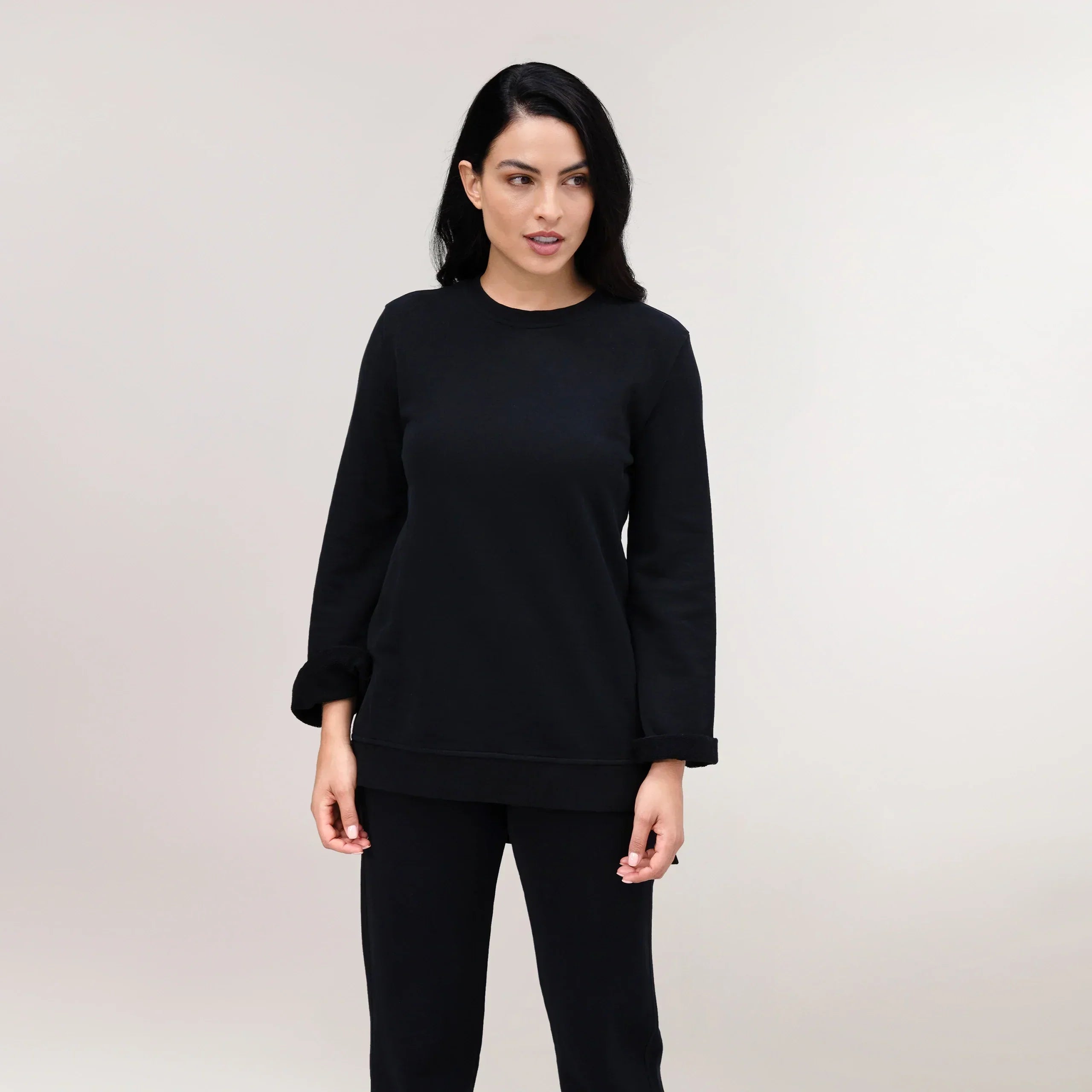 Side view of pullover tunic in core black - منظر جانبي للسترة ذات اللون الأسود الأساسي