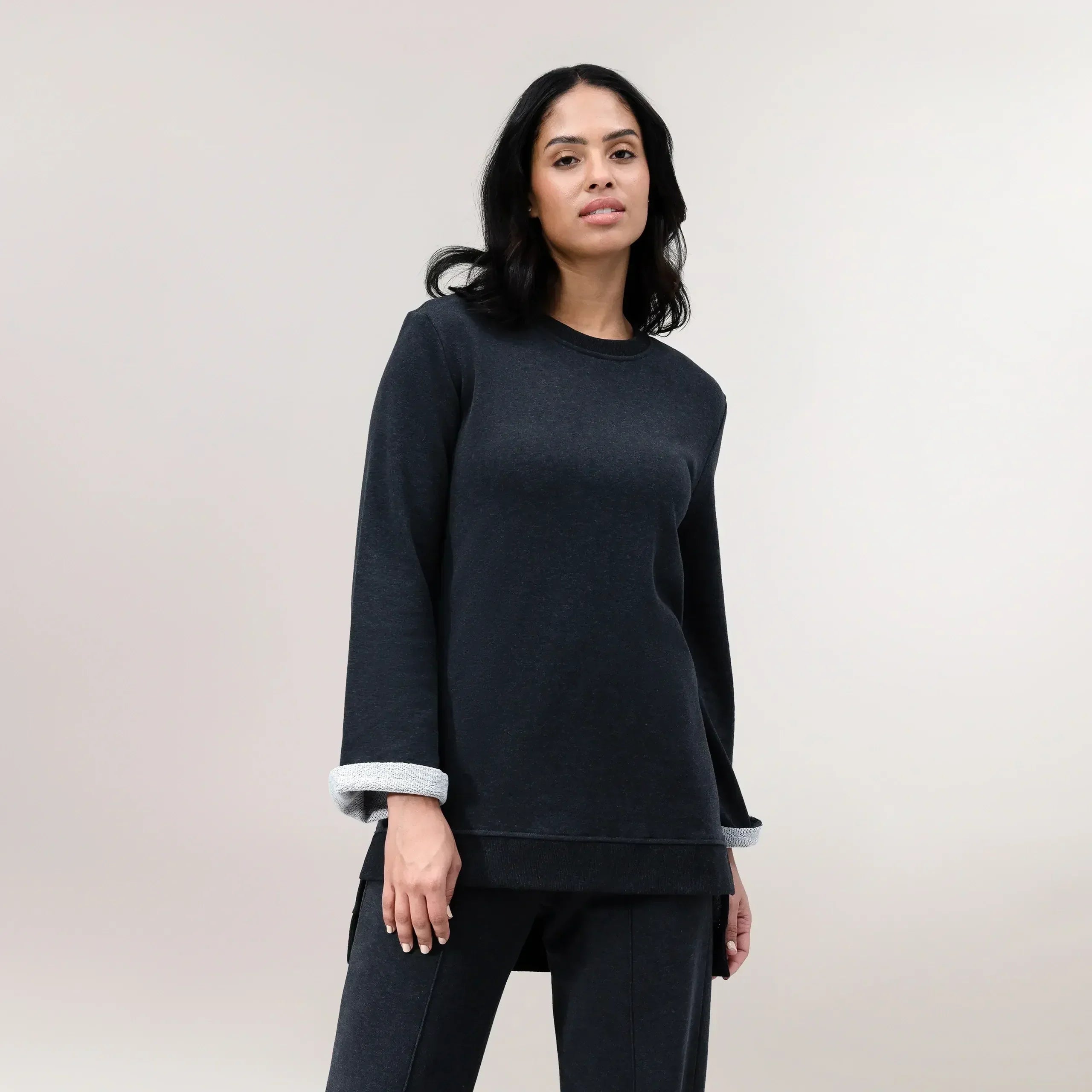 A model wearing charcoal grey sweatshirt - عارضة أزياء ترتدي سترة رياضية رمادية اللون