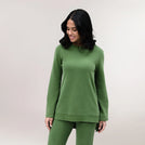 A model wearing dark green good to go sweatshirt - عارضة أزياء ترتدي سترة سهلة الارتداء باللون الأخضر الداكن