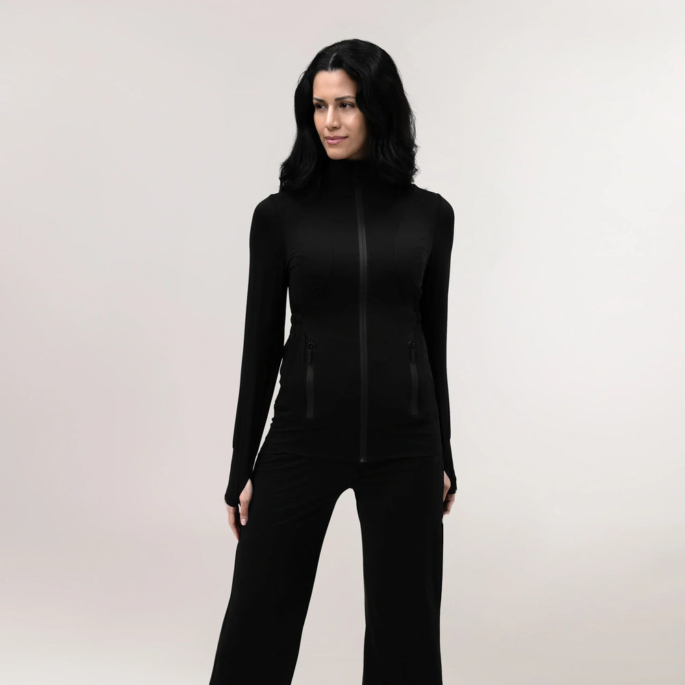 A model wearing a black "Flow" active jacket with a zipped front - عارضة أزياء ترتدي جاكيت رياضي "فلو" باللون الأسود مع سحاب أمامي