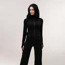A model wearing a black "Flow" active jacket with a zipped front - عارضة أزياء ترتدي جاكيت رياضي "فلو" باللون الأسود مع سحاب أمامي