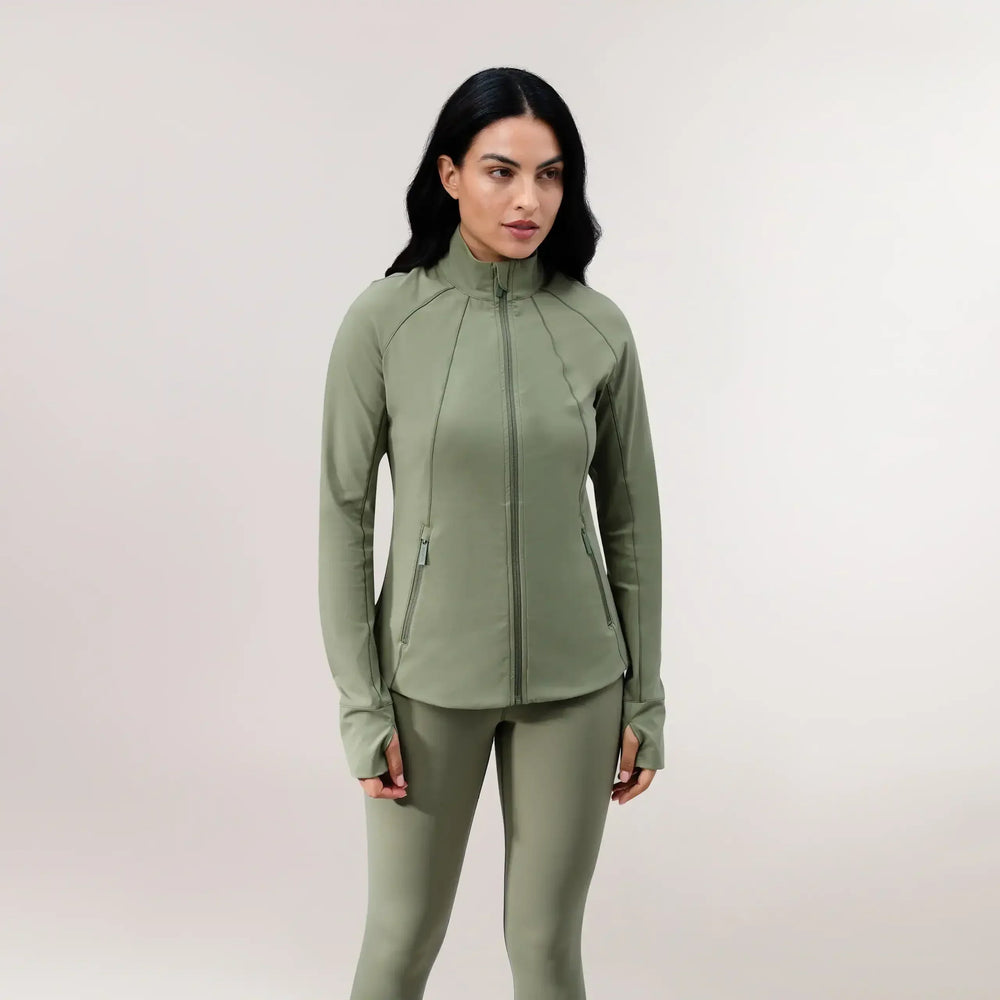 A model wearing a core musk green sculpting jacket with side pockets - عارضة أزياء ترتدي سترة مجسمة باللون الأخضر بجيوب جانبية