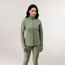 A model wearing a core musk green sculpting jacket with side pockets - عارضة أزياء ترتدي سترة مجسمة باللون الأخضر بجيوب جانبية