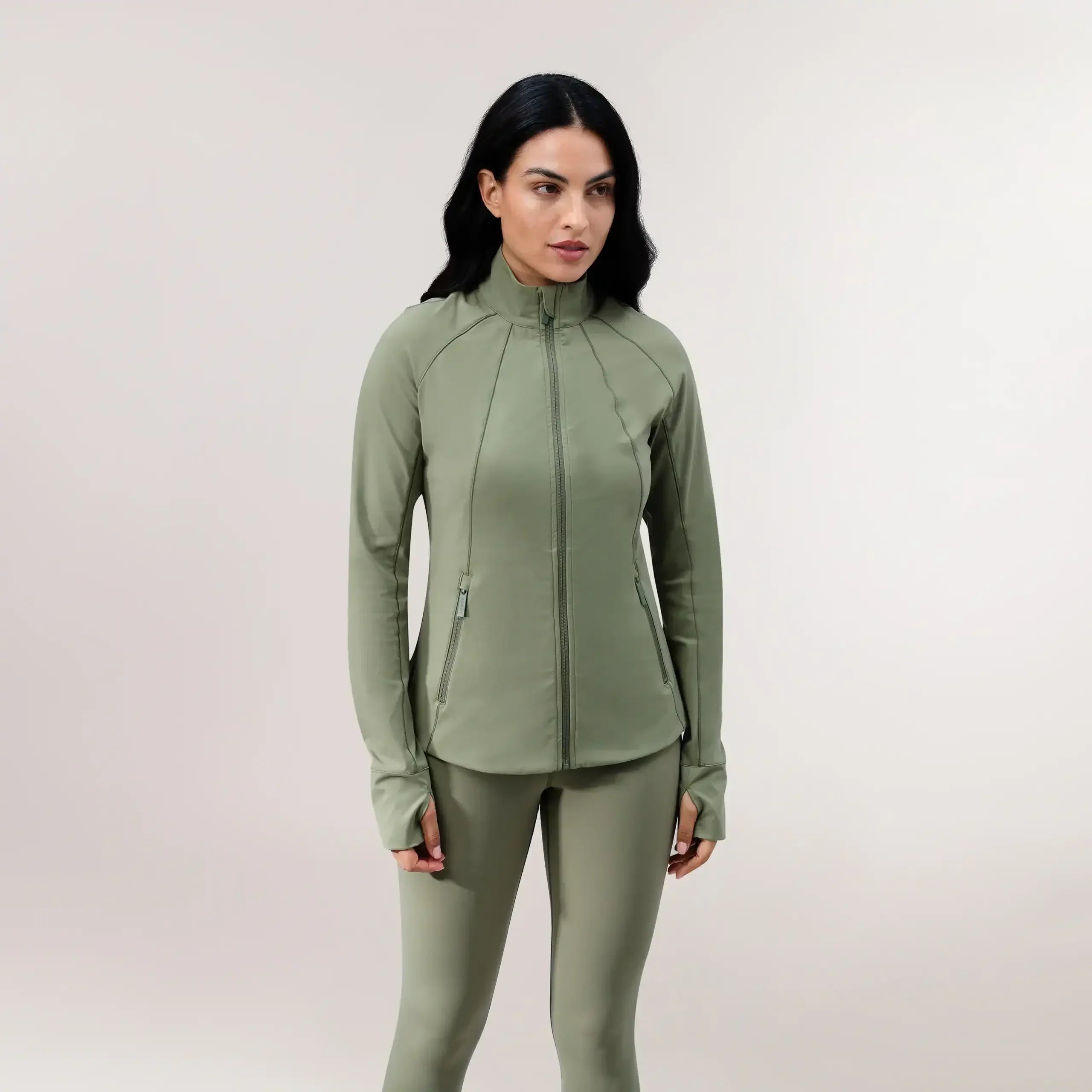 A model wearing a core musk green sculpting jacket with side pockets - عارضة أزياء ترتدي سترة مجسمة باللون الأخضر بجيوب جانبية