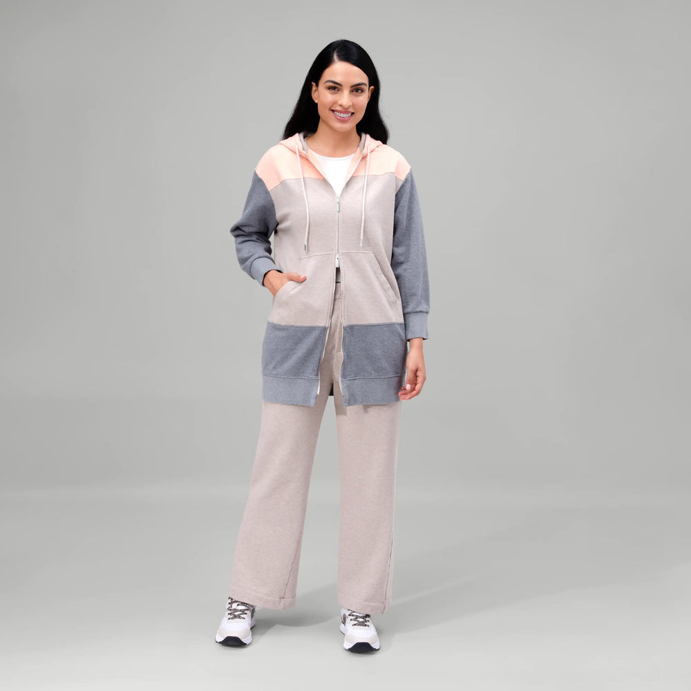 Oatmeal melange zip front hoodie with soft fabric & relaxed fit - عارضة أزياء ترتدي هودي بسحاب أمامي بلون الشوفان الممزوج بقماش ناعم وقصّة مريحة