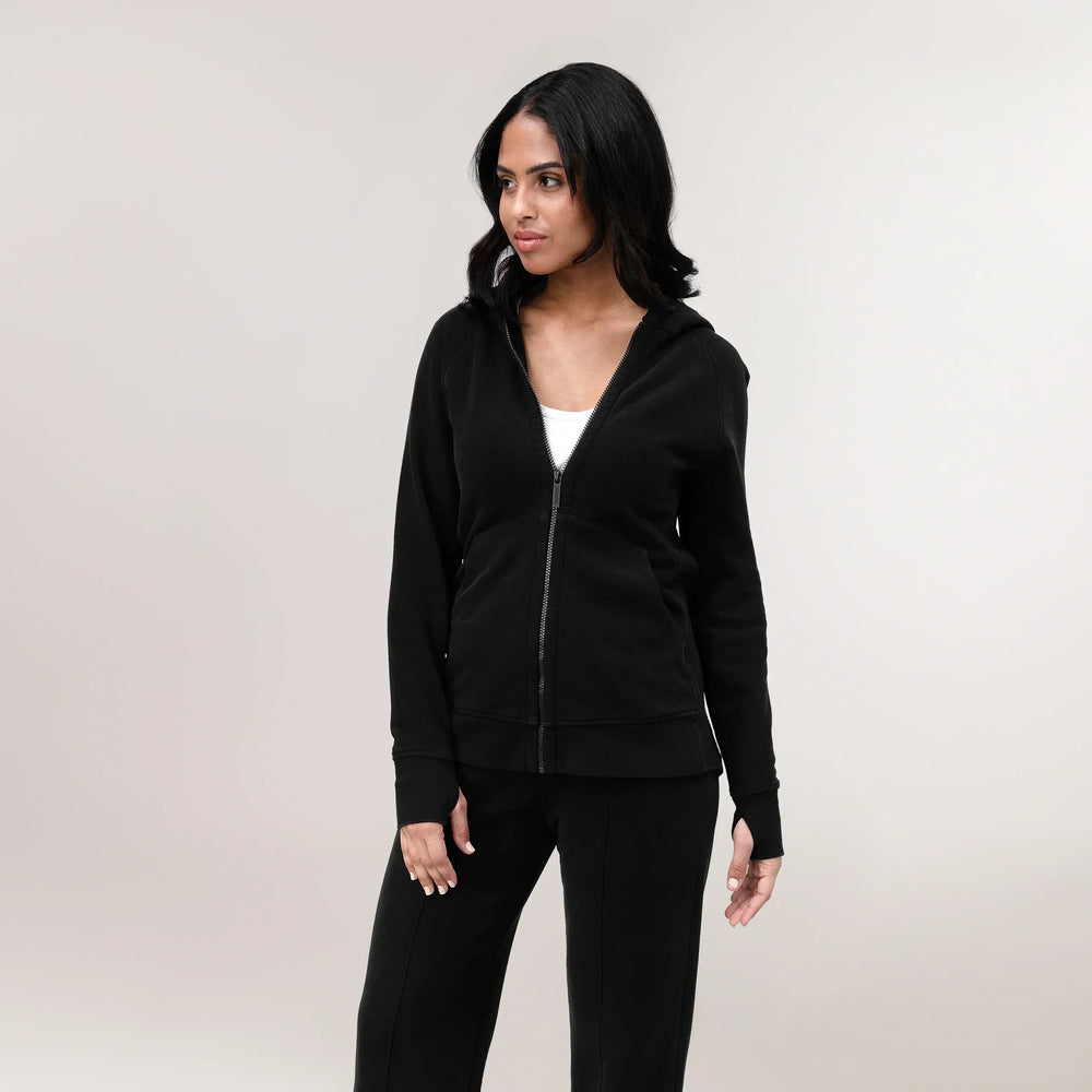 Core black hoodie with front pocket and relaxed fit - هودي أسود أساسي مع جيب أمامي وقصة مريحة