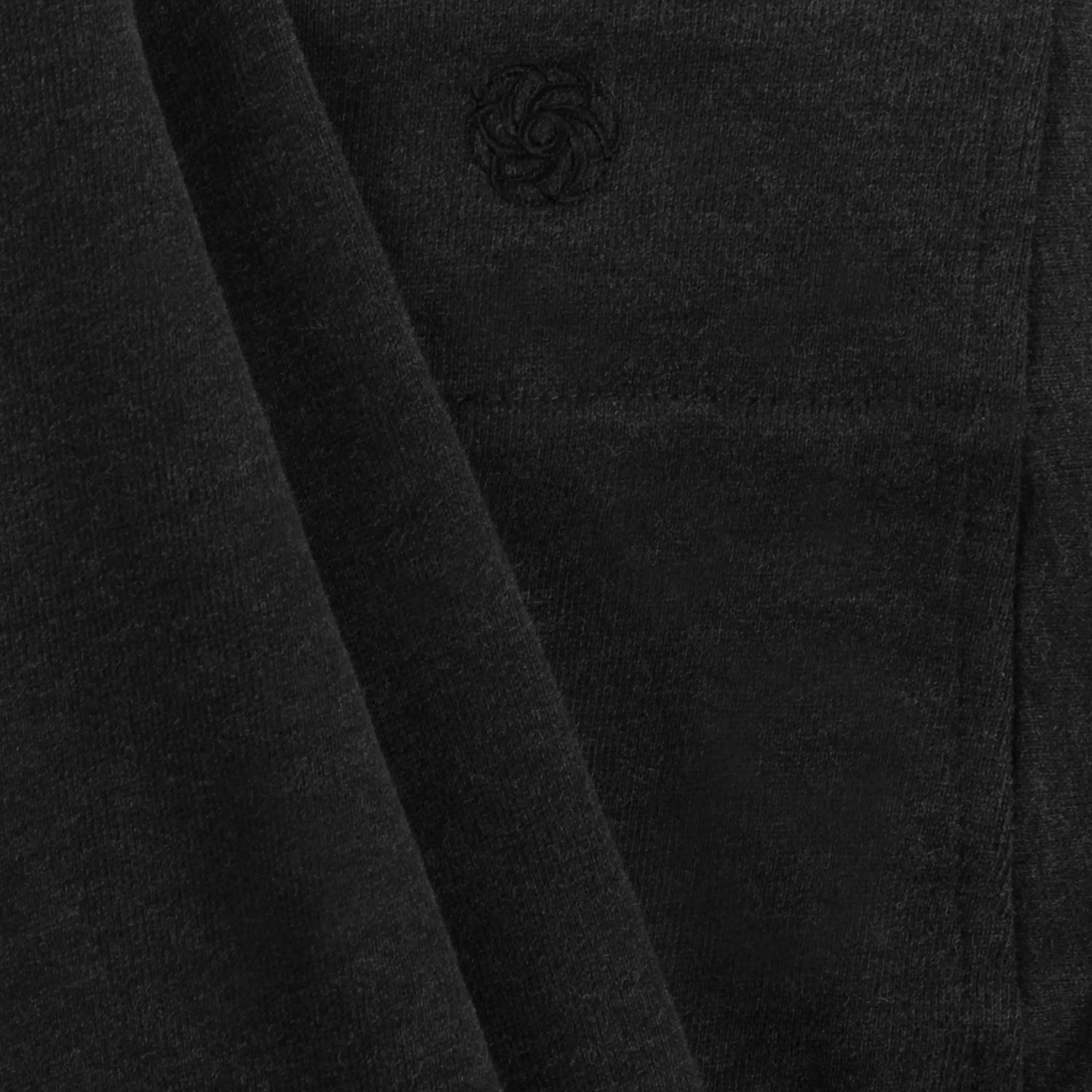 Close-up of charcoal grey sweater with relaxed fit - صورة مقربة لسترة رمادية فحمية بقصّة مريحة