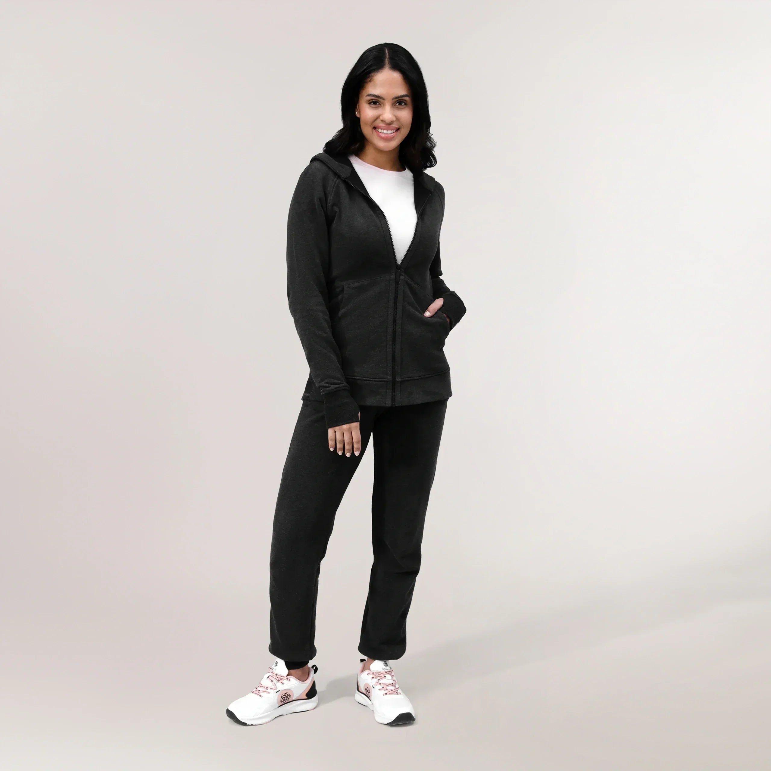 A model wearing charcoal grey sweater with hood - عارضة أزياء ترتدي سترة رمادية فحمية مع غطاء للرأس