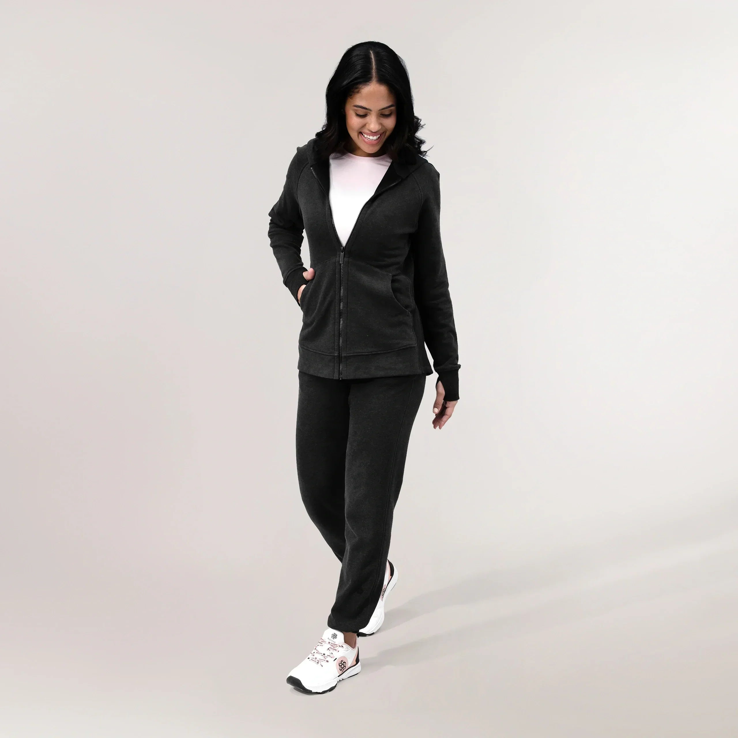 A model wearing charcoal grey zip-up sweater - عارضة أزياء ترتدي سترة بسحاب باللون الرمادي الفحمي