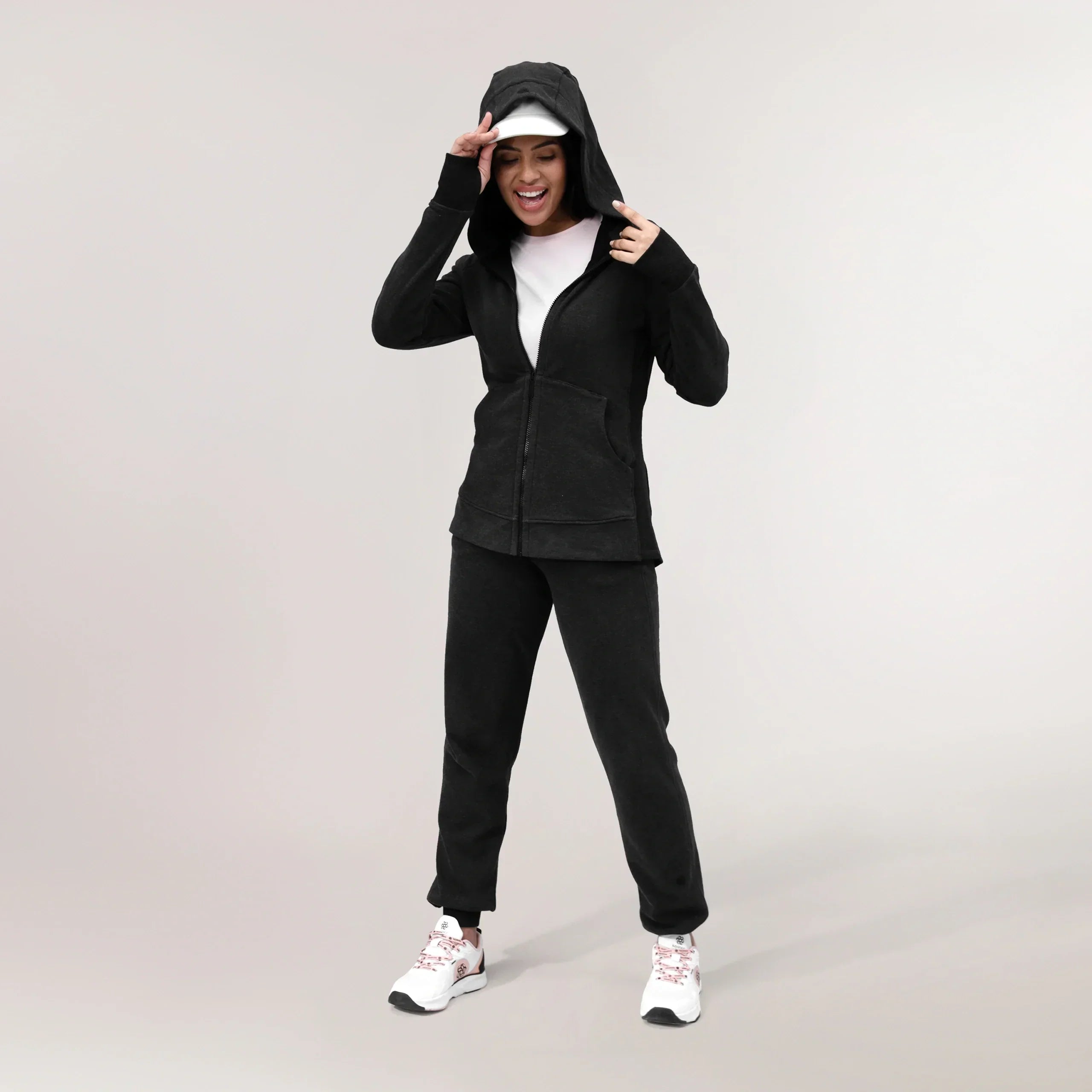 Woman in charcoal grey sweater with matching pants - امرأة ترتدي سترة رمادية فحمية مع بنطال متناسق