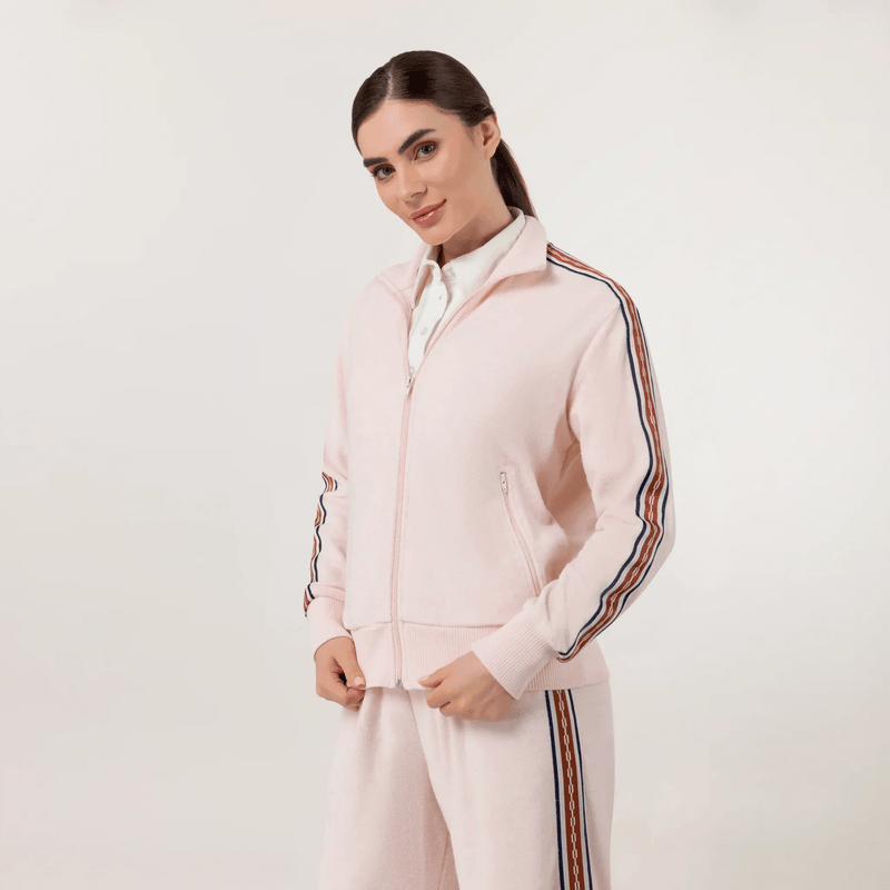 Pink velour track jacket with zip front & ribbed cuffs - عارضة أزياء ترتدي جاكيت وردي بسحاب وأساور مطاطية