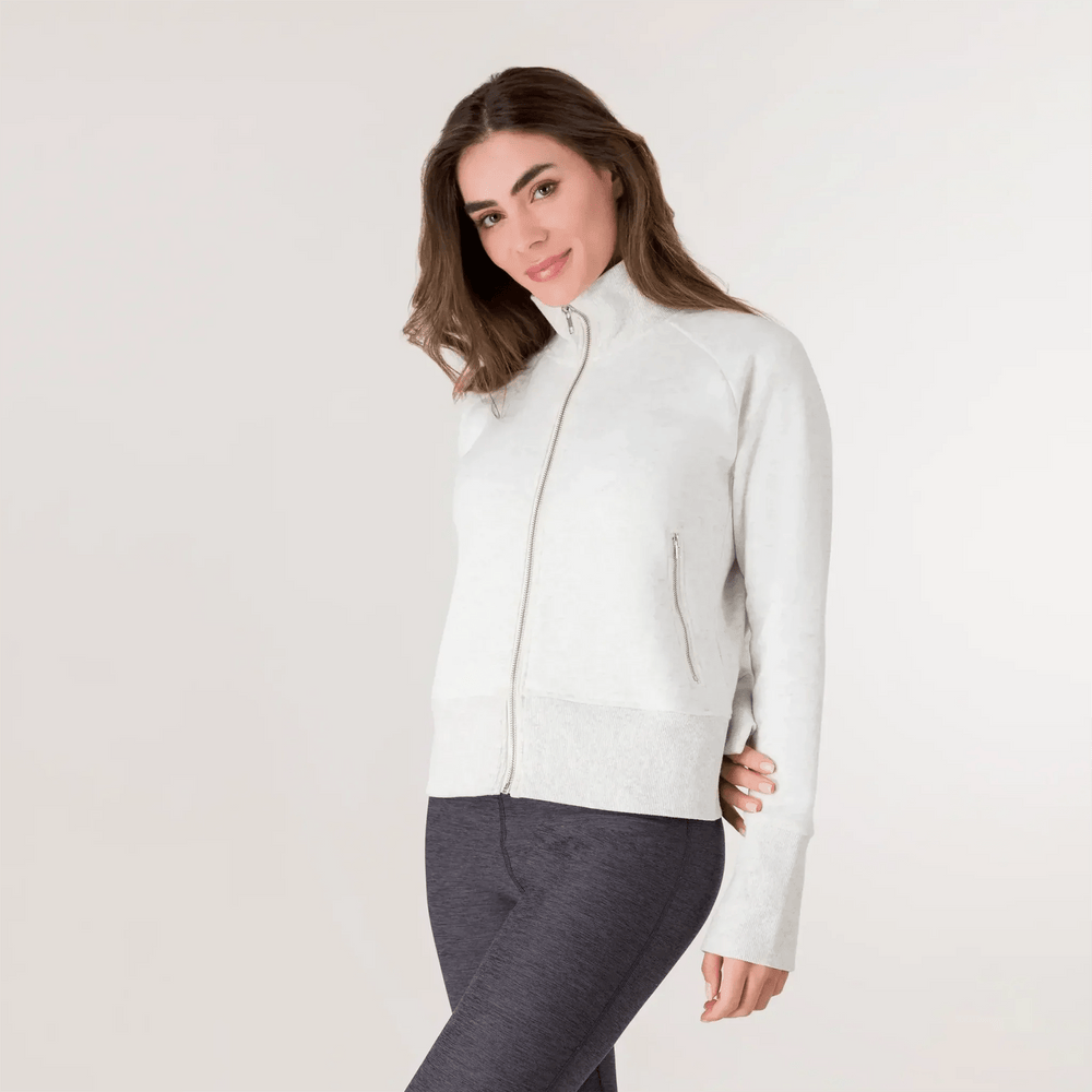 A model in heather grey zipped jacket with pockets - عارضة أزياء ترتدي سترة رمادية اللون بسحاب وجيوب
