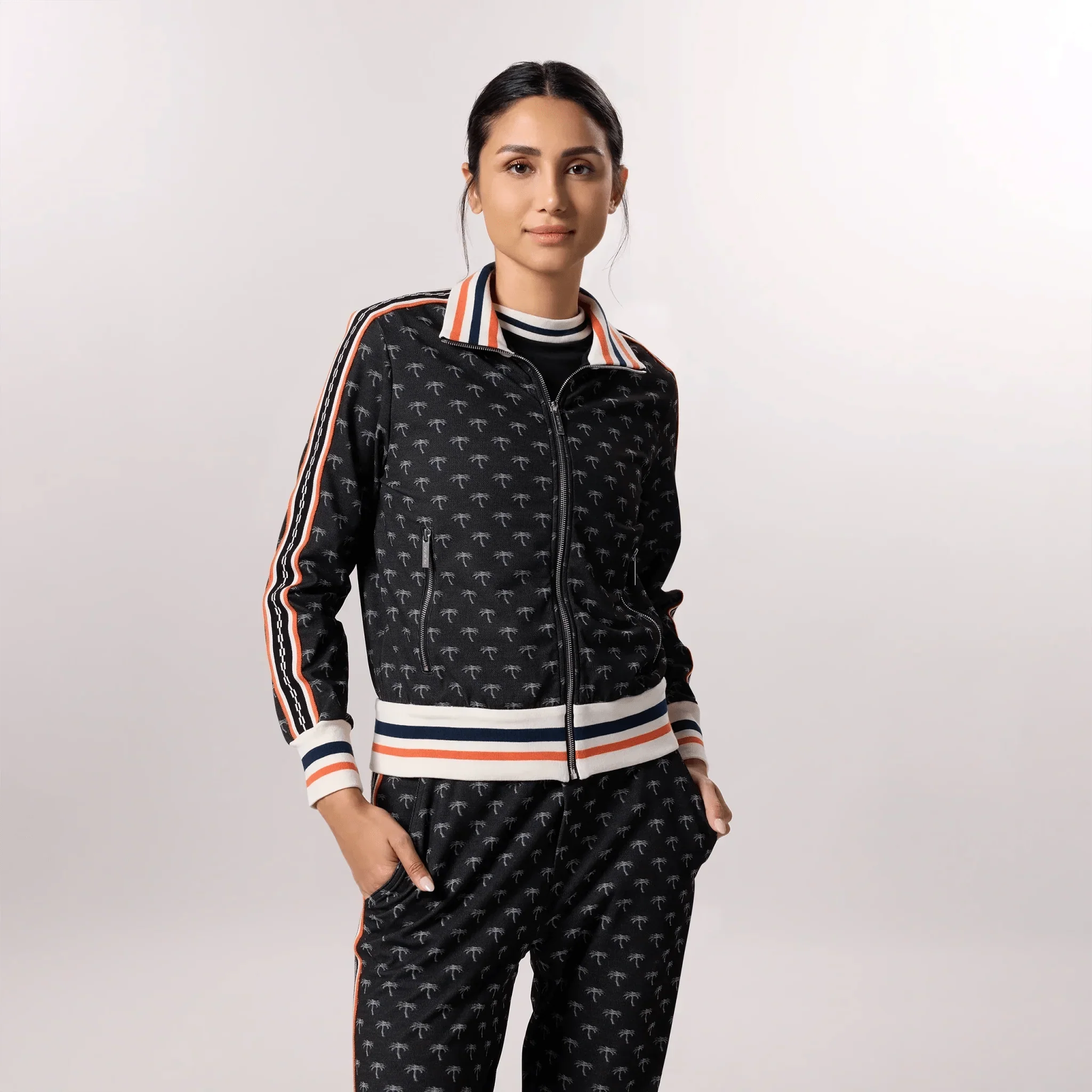 A model wearing a printed jacquard bomber jacket - عارضة أزياء ترتدي جاكيت منفوخ بنقوشات جاكار