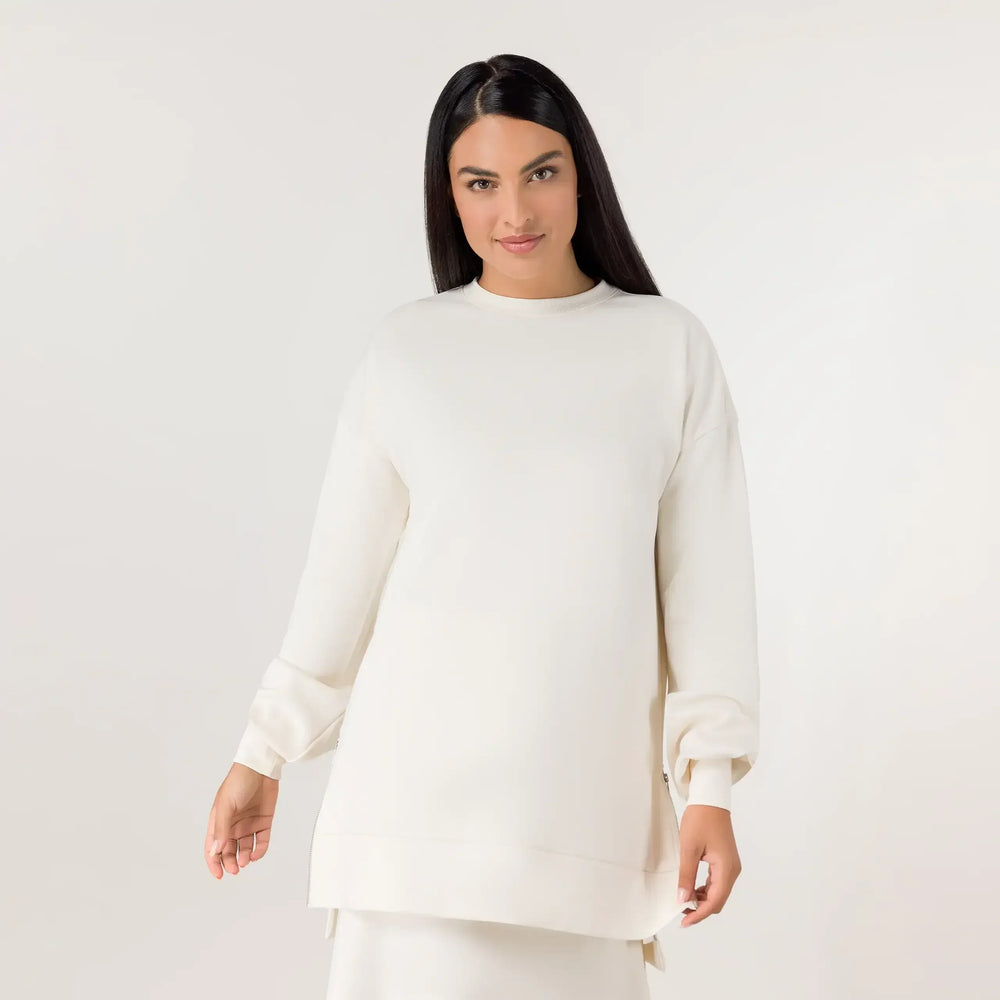 A model wearing seasonal beige soft tunic pullover - عارضة أزياء ترتدي سترة تونيك ناعمة باللون البيج